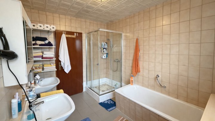 Bungalow-Doppelhaushälfte mit ca. 200 m² Wohnfläche auf einer Ebene