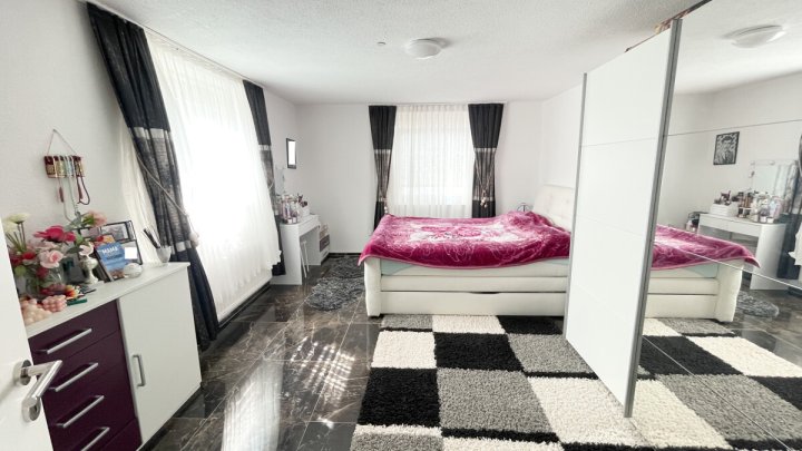 Familienfreundliches Haus mit PV-Anlage, Garten und Stellplätzen