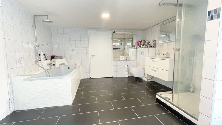 Familienfreundliches Haus mit PV-Anlage, Garten und Stellplätzen