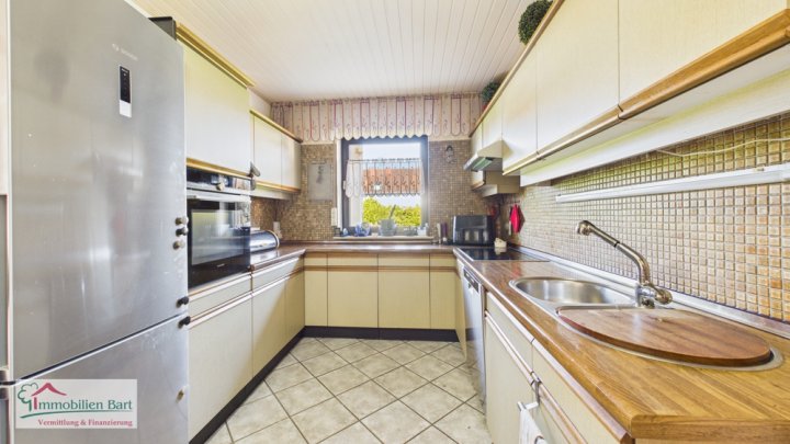 GRENZNÄHE: VIELSEITIGE VERWENDUNG! WOHNHAUS MIT ELW & 4 GARAGEN