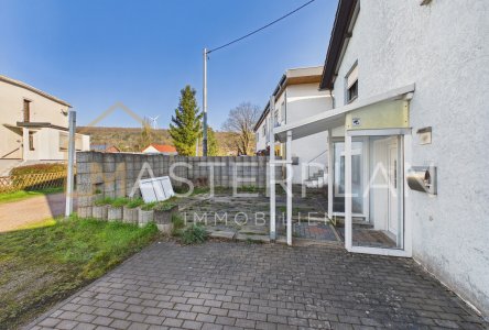 Front mit Terrasse