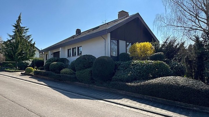 Freistehendes 1-FH mit Einliegerwohnung, Garten + 2 Garagen