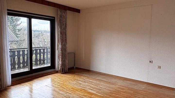 Freistehendes 1-FH mit Einliegerwohnung, Garten + 2 Garagen