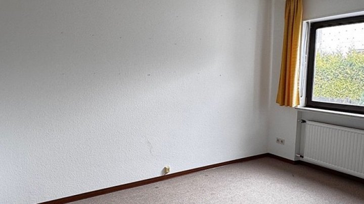 Freistehendes 1-FH mit Einliegerwohnung, Garten + 2 Garagen