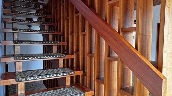 Freistehendes 1-FH mit Einliegerwohnung, Garten + 2 Garagen