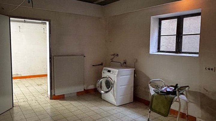 Freistehendes 1-FH mit Einliegerwohnung, Garten + 2 Garagen