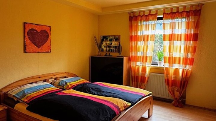 Freistehendes 1-FH mit Einliegerwohnung, Garten + 2 Garagen