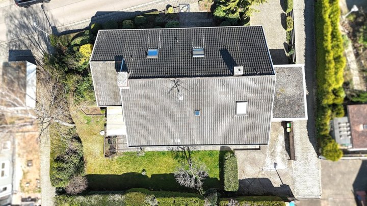 Freistehendes 1-FH mit Einliegerwohnung, Garten + 2 Garagen