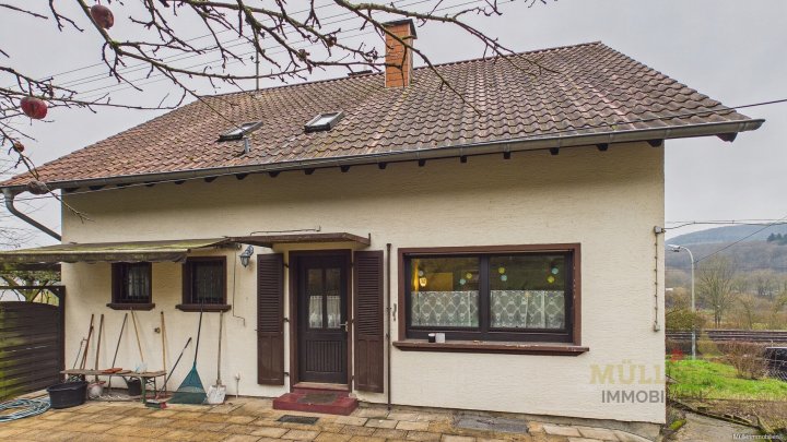 Seltene Gelegenheit in Saarfels: Einfamilienhaus mit viel Platz und Garten