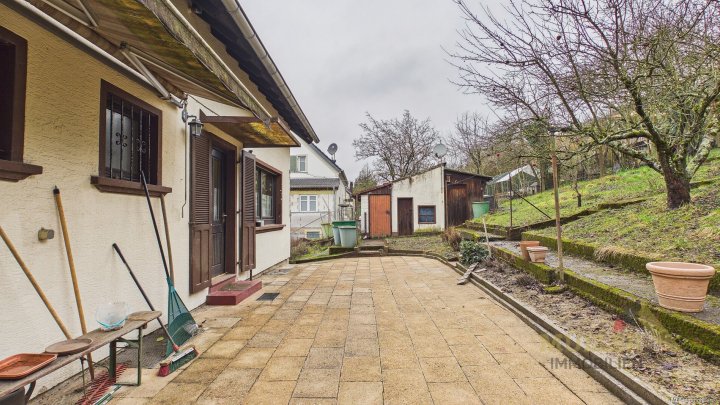 Seltene Gelegenheit in Saarfels: Einfamilienhaus mit viel Platz und Garten