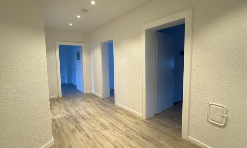 Helle renovierte 4-ZKB Wohnung mit Balkon in verkehrsgünstiger Lage