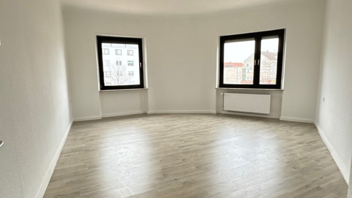 Helle renovierte 4-ZKB Wohnung mit Balkon in verkehrsgünstiger Lage