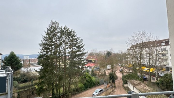 Helle renovierte 4-ZKB Wohnung mit Balkon in verkehrsgünstiger Lage