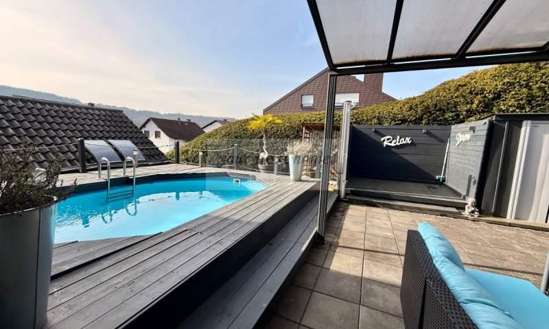 Schönes Ein-bis Zweifamilienhaus auf ca. 295 m² im Grünen mit Außenpool - Einliegerwohnung möglich