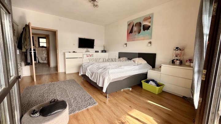 Schönes Ein-bis Zweifamilienhaus auf ca. 295 m² im Grünen mit Außenpool - Einliegerwohnung möglich