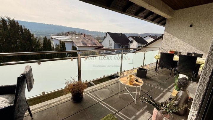 Schönes Ein-bis Zweifamilienhaus auf ca. 295 m² im Grünen mit Außenpool - Einliegerwohnung möglich