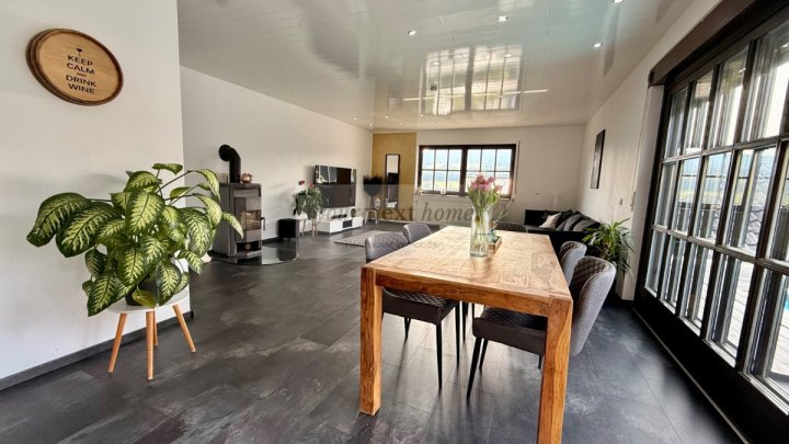 Schönes Ein-bis Zweifamilienhaus auf ca. 295 m² im Grünen mit Außenpool - Einliegerwohnung möglich