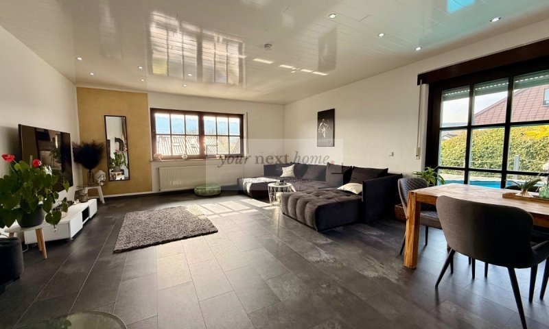 Schönes Ein-bis Zweifamilienhaus auf ca. 295 m² im Grünen mit Außenpool - Einliegerwohnung möglich