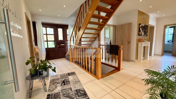 Schönes Ein-bis Zweifamilienhaus auf ca. 295 m² im Grünen mit Außenpool - Einliegerwohnung möglich