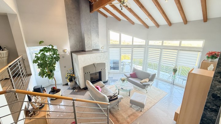 Großzügiges Architektenhaus mit Einliegerwohnung und Weitblick über das Saartal zu verkaufen
