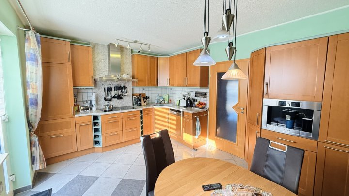 Großzügiges Architektenhaus mit Einliegerwohnung und Weitblick über das Saartal zu verkaufen