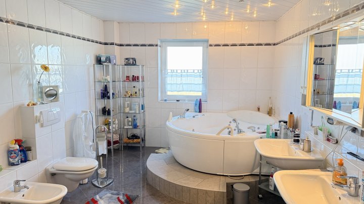 Großzügiges Architektenhaus mit Einliegerwohnung und Weitblick über das Saartal zu verkaufen