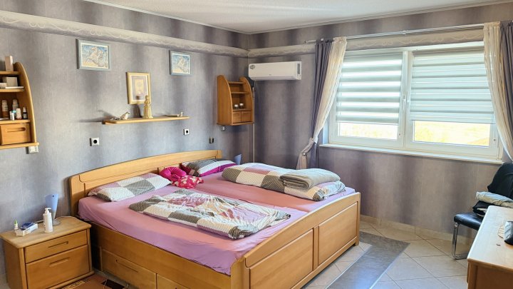 Großzügiges Architektenhaus mit Einliegerwohnung und Weitblick über das Saartal zu verkaufen