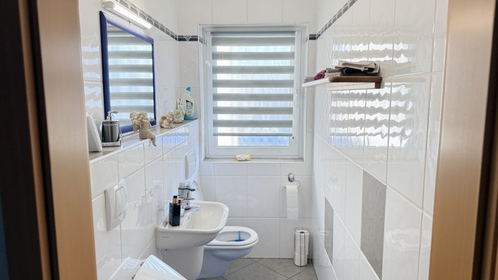 Großzügiges Architektenhaus mit Einliegerwohnung und Weitblick über das Saartal zu verkaufen