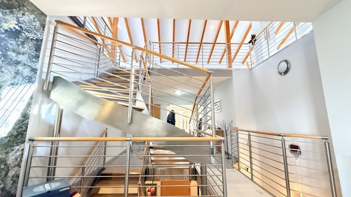 Großzügiges Architektenhaus mit Einliegerwohnung und Weitblick über das Saartal zu verkaufen