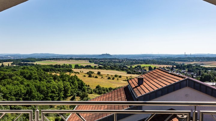 Großzügiges Architektenhaus mit Einliegerwohnung und Weitblick über das Saartal zu verkaufen