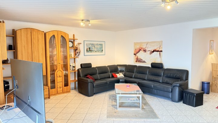 Großzügiges Architektenhaus mit Einliegerwohnung und Weitblick über das Saartal zu verkaufen