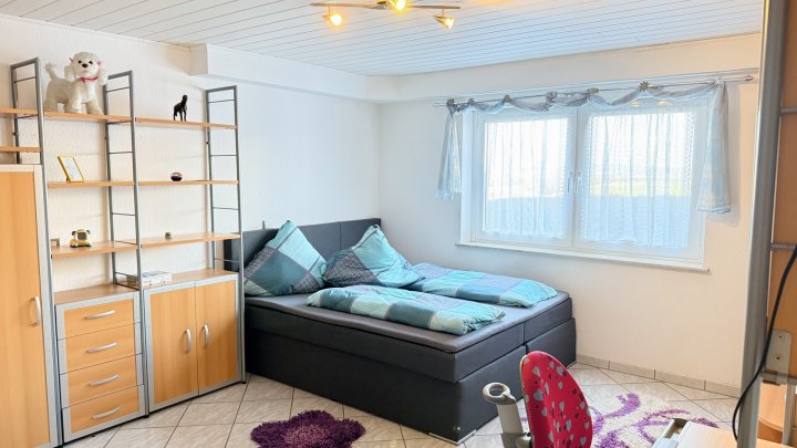 Großzügiges Architektenhaus mit Einliegerwohnung und Weitblick über das Saartal zu verkaufen