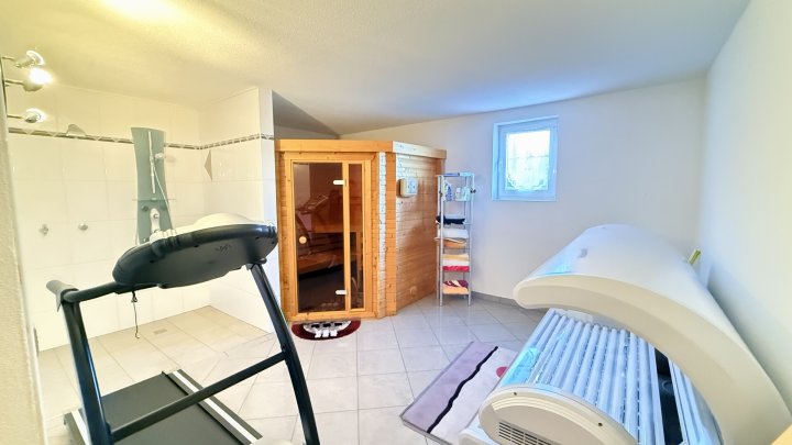 Großzügiges Architektenhaus mit Einliegerwohnung und Weitblick über das Saartal zu verkaufen