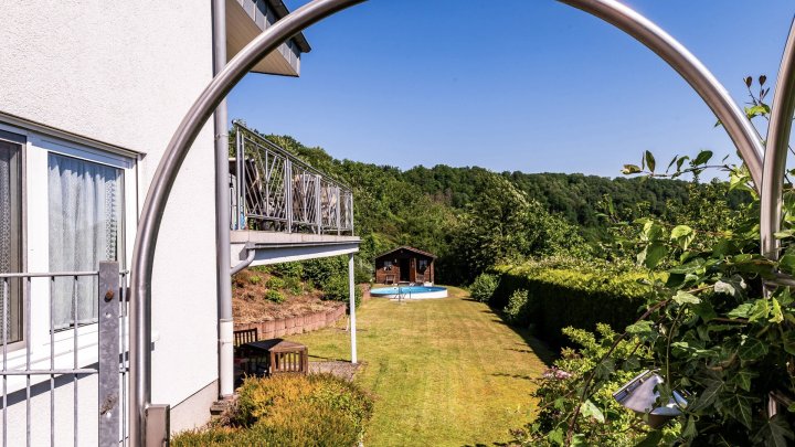 Großzügiges Architektenhaus mit Einliegerwohnung und Weitblick über das Saartal zu verkaufen