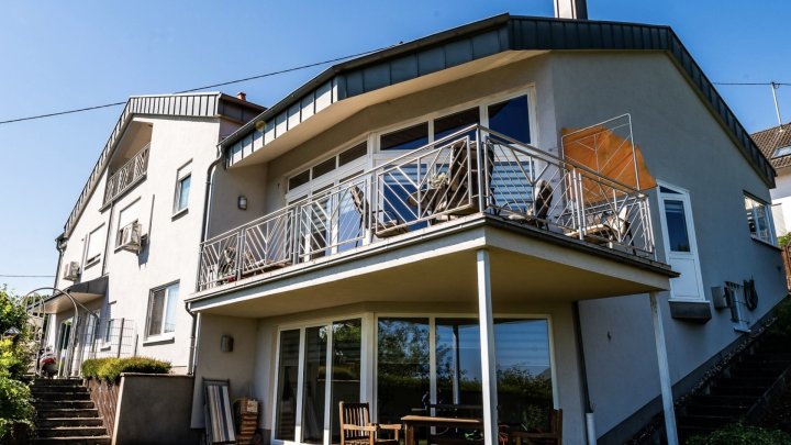 Großzügiges Architektenhaus mit Einliegerwohnung und Weitblick über das Saartal zu verkaufen