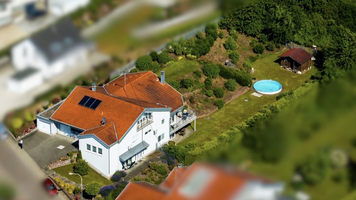 Großzügiges Architektenhaus mit Einliegerwohnung und Weitblick über das Saartal zu verkaufen