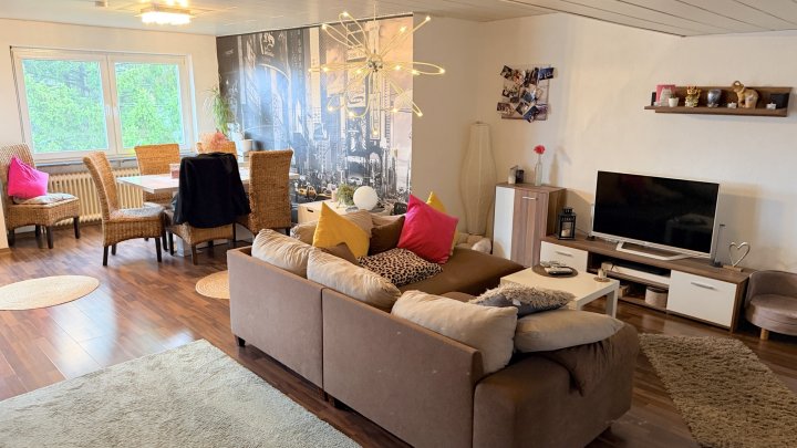 Zentrales Einfamilienhaus für große Familien oder zwei Wohnungen mit großem Garten