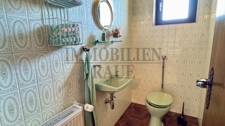 WOHNEN AM WALDRAND - BUNGALOW MIT GROSSEM GARTEN, KAMIN UND GARAGE IN SACKGASSE VON FRIEDRICHSTHAL