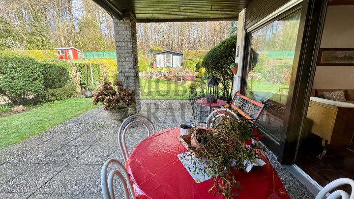 WOHNEN AM WALDRAND - BUNGALOW MIT GROSSEM GARTEN, KAMIN UND GARAGE IN SACKGASSE VON FRIEDRICHSTHAL