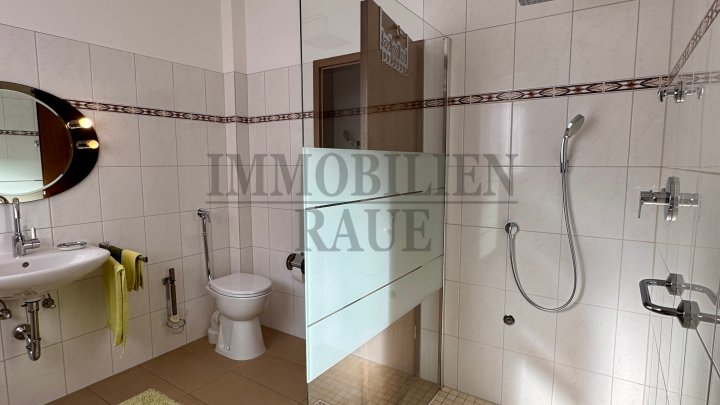 WOHNEN AM WALDRAND - BUNGALOW MIT GROSSEM GARTEN, KAMIN UND GARAGE IN SACKGASSE VON FRIEDRICHSTHAL