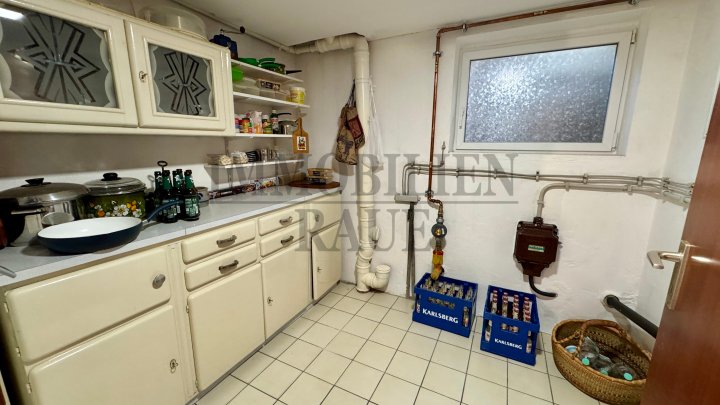 WOHNEN AM WALDRAND - BUNGALOW MIT GROSSEM GARTEN, KAMIN UND GARAGE IN SACKGASSE VON FRIEDRICHSTHAL