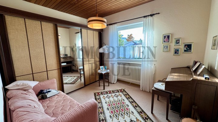 WOHNEN AM WALDRAND - BUNGALOW MIT GROSSEM GARTEN, KAMIN UND GARAGE IN SACKGASSE VON FRIEDRICHSTHAL