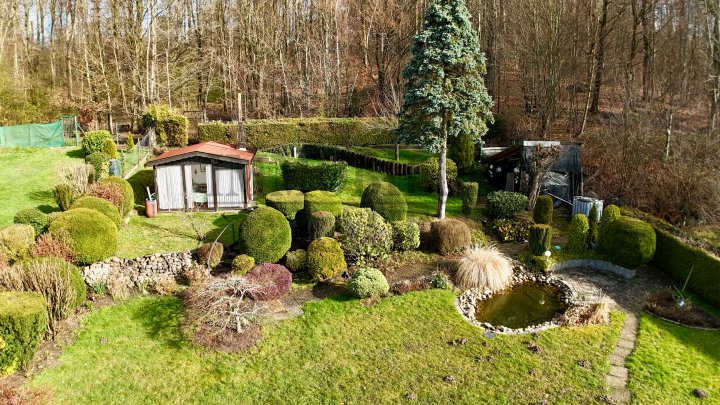 WOHNEN AM WALDRAND - BUNGALOW MIT GROSSEM GARTEN, KAMIN UND GARAGE IN SACKGASSE VON FRIEDRICHSTHAL