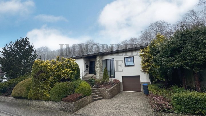 WOHNEN AM WALDRAND - BUNGALOW MIT GROSSEM GARTEN, KAMIN UND GARAGE IN SACKGASSE VON FRIEDRICHSTHAL