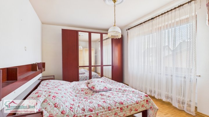 GRENZNÄHE: 4 GROßE GARAGEN / 276 M² WOHNHAUS / SOFORT VERFÜGBAR!