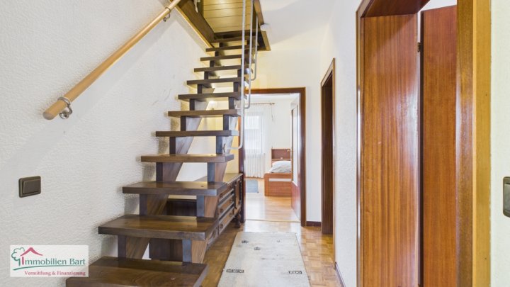 GRENZNÄHE: 4 GROßE GARAGEN / 276 M² WOHNHAUS / SOFORT VERFÜGBAR!