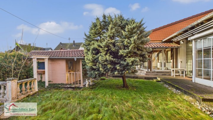 GRENZNÄHE: 4 GROßE GARAGEN / 276 M² WOHNHAUS / SOFORT VERFÜGBAR!