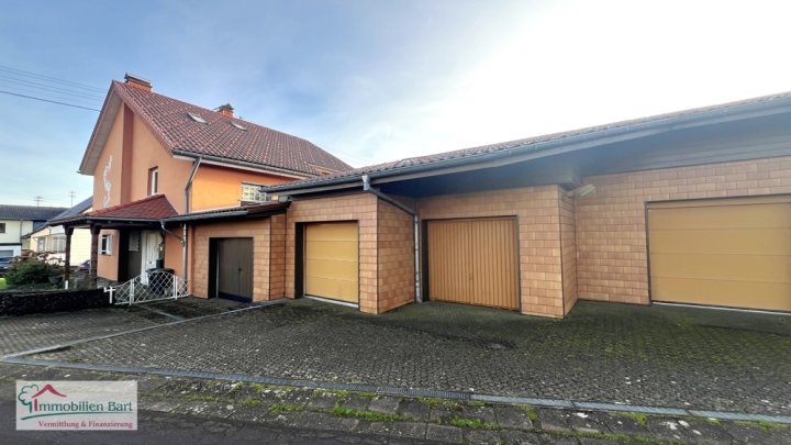 GRENZNÄHE: 4 GROßE GARAGEN / 276 M² WOHNHAUS / SOFORT VERFÜGBAR!
