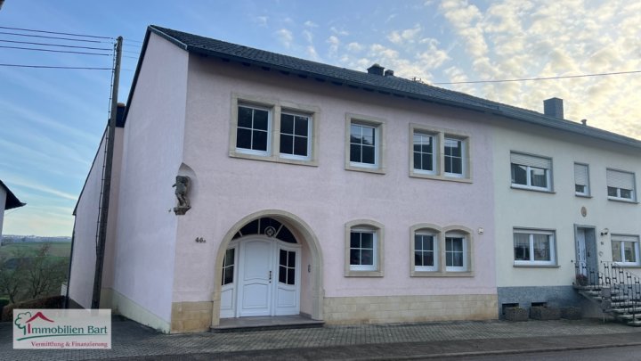 GRENZNÄHE: GEPFLEGTES 228 M² WOHNHAUS MIT TOP FERNSICHT!