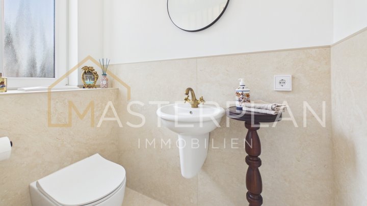 Stilvoll renoviertes Einfamilienhaus mit Panoramakamin, Traumküche und inklusive Baugrundstück in ruhiger Sackgasse